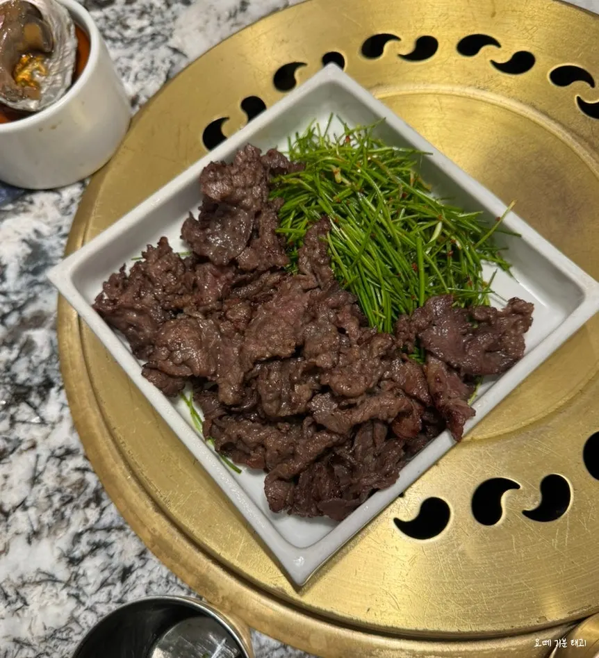 다 구워져 접시에 담긴 한우 숯불 양념구이