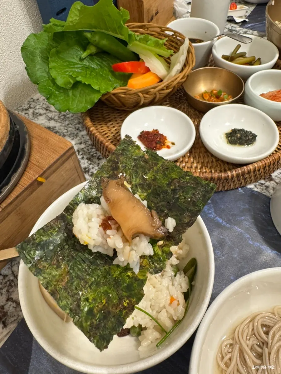 김에 솥밥과 전복장을 올린 조합