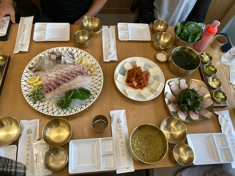 整张桌面端上的签名套餐一桌菜