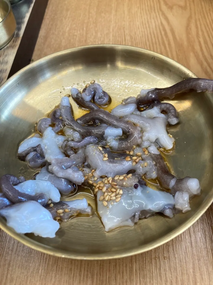 盘中还在蠕动的活章鱼凉拌