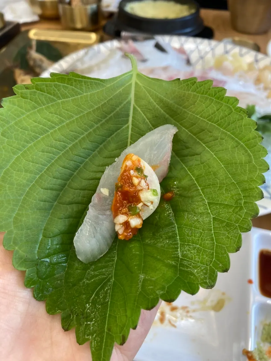 比目鱼、纺锤鰤、鲷鱼、竹荚鱼、鲜虾组成的签名刺身