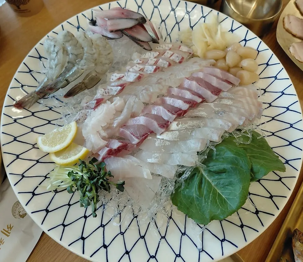 Sashimi wrapped in lettuce