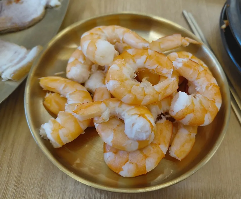 Shrimp grilled on a bed of salt