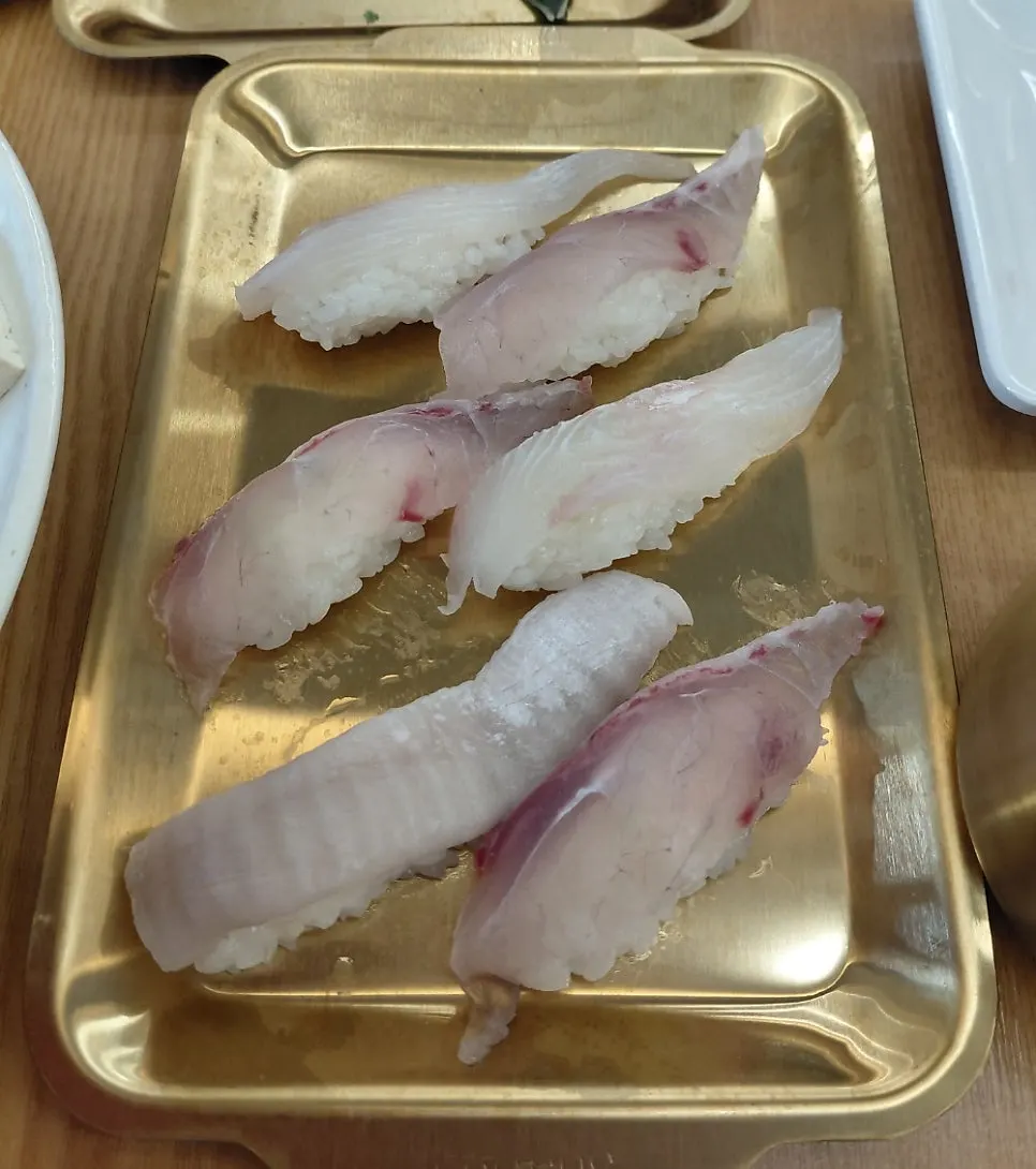 Sushi served alongside the set