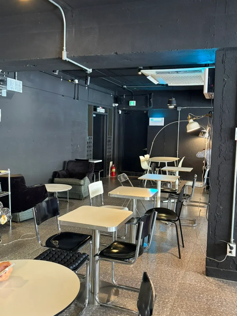 Larger tables in the back suited for groups