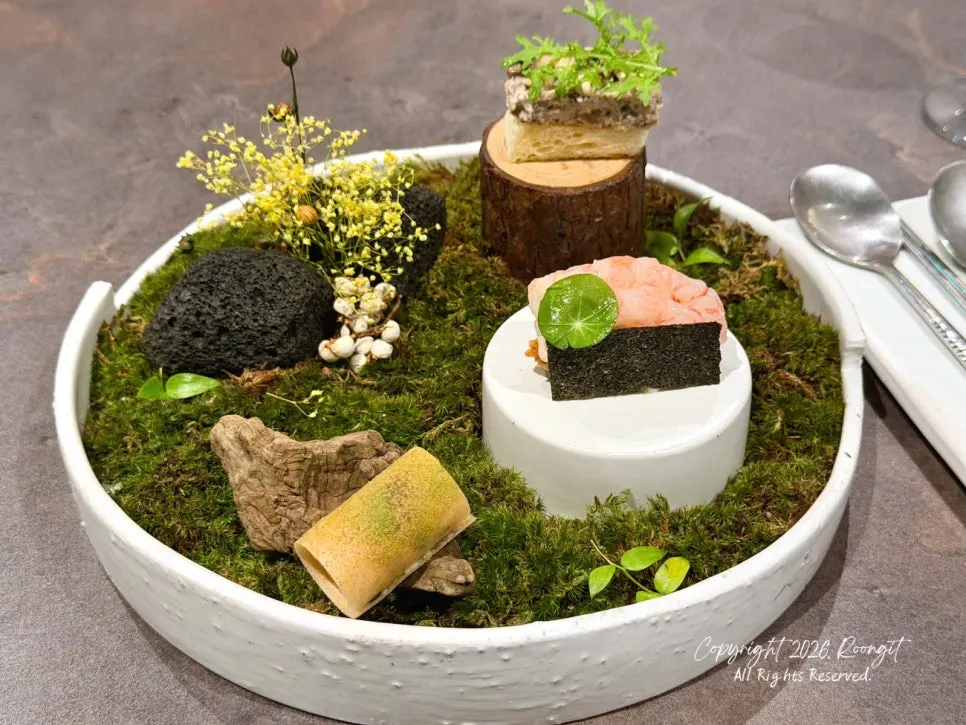 Smooth gyejinjuk porridge with garnish