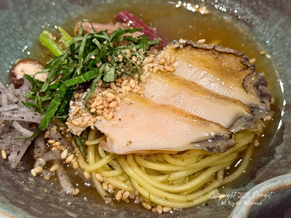 Plating of the five-color abalone gardenia noodles