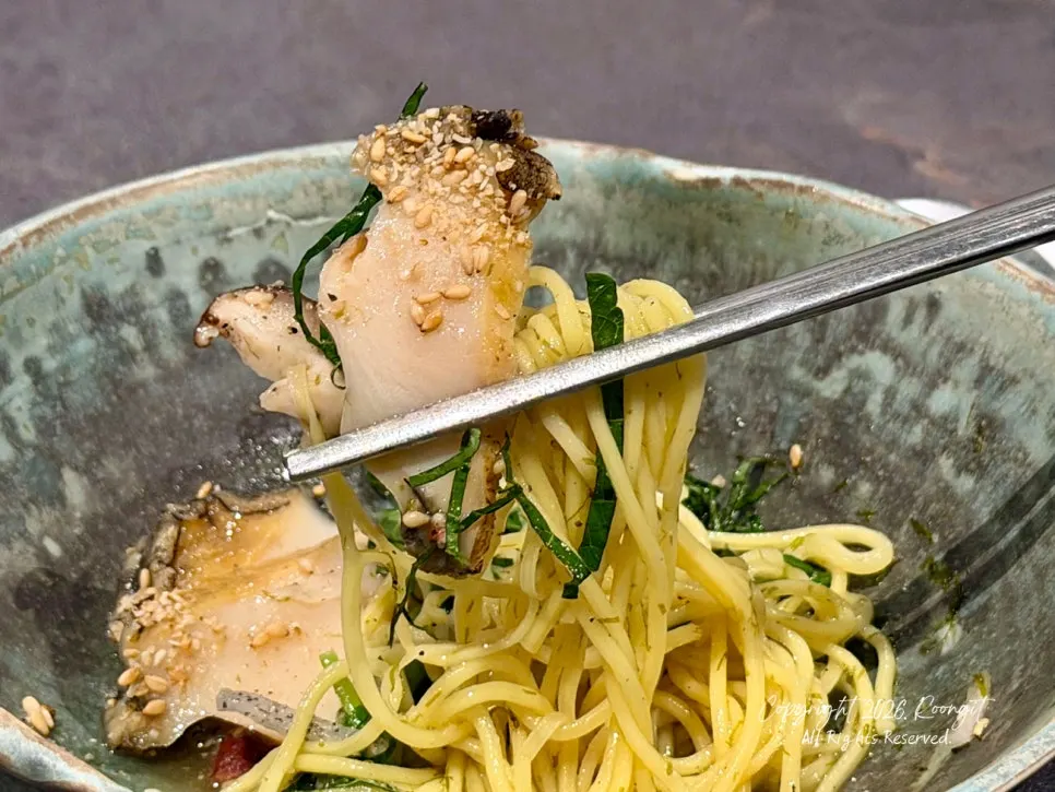 Five-color abalone gardenia noodles mixed with gamtae dressing and mustard garlic sauce
