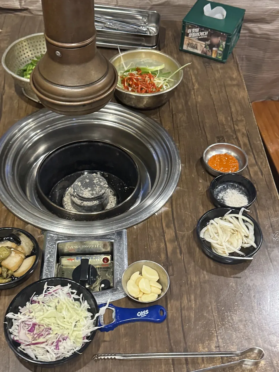 고기 굽기 전 세팅된 테이블