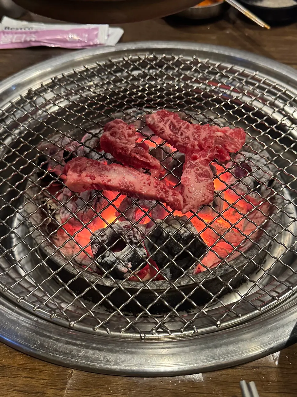 서비스로 나온 큰 냄비 김치찌개