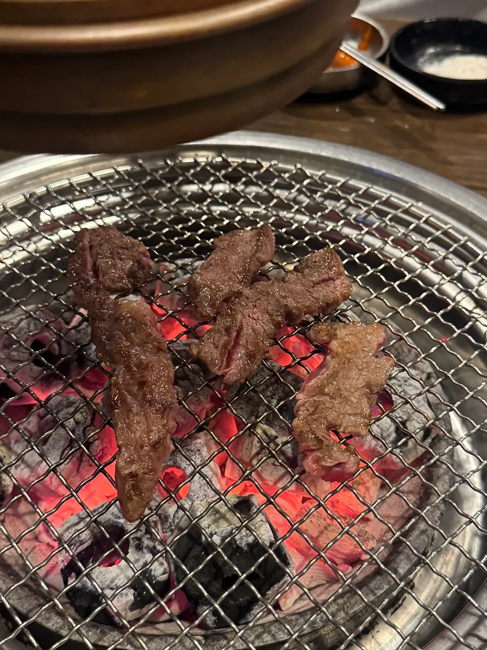 숯불 불판에서 익어가는 황제갈비살