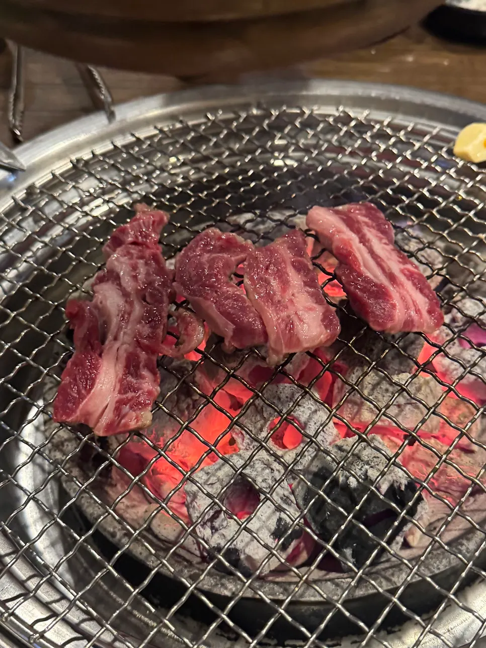 파채를 올린 갈비살 한 점