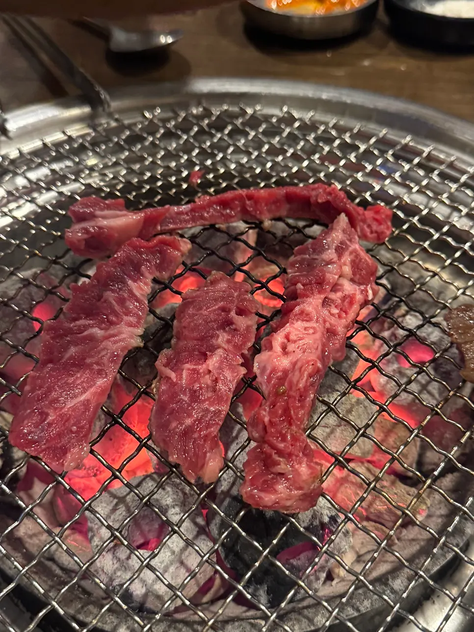 소금에 찍어 먹는 구운 갈비살