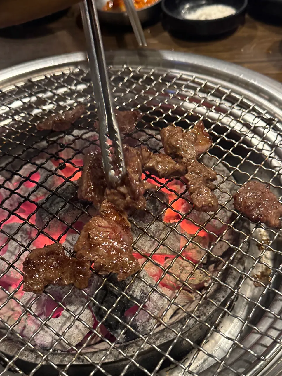 식사를 마친 마포목장 고기 불판