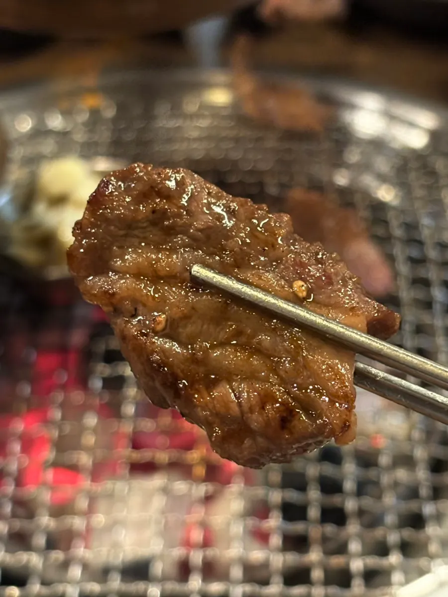 마포목장 깔끔한 매장 내부와 테이블