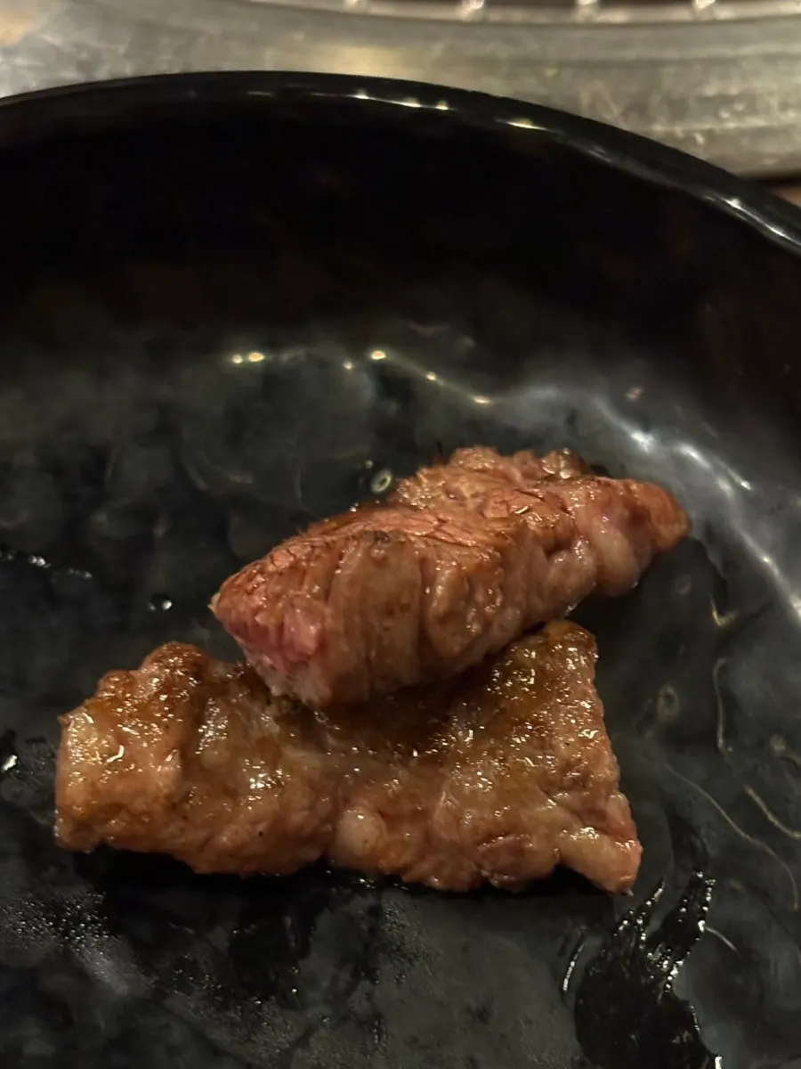 노릇하게 익은 생갈비살 한 점