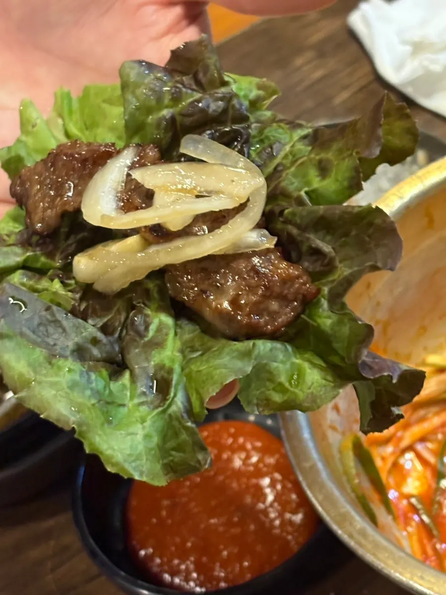 갈비살과 김치찌개가 함께 차려진 상