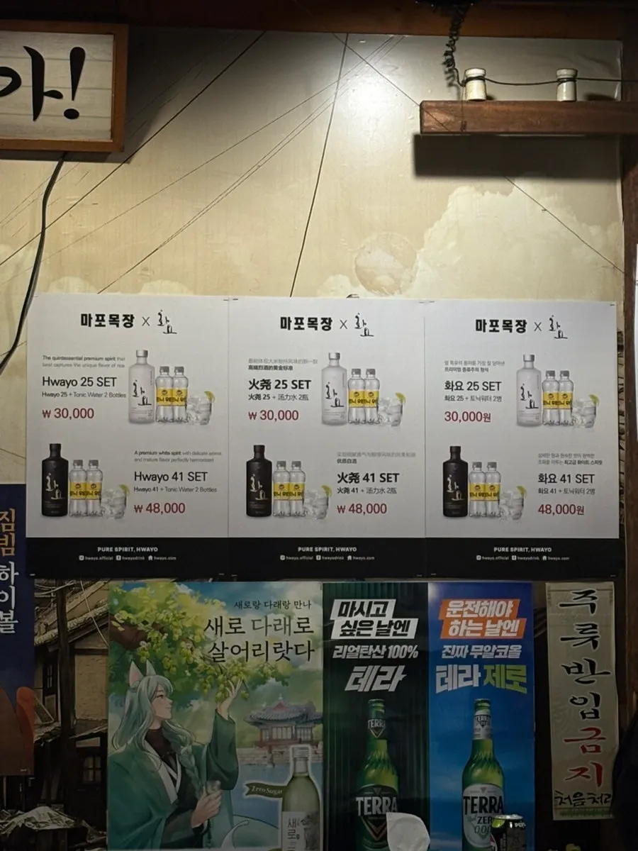 구워진 갈비살과 반찬 구성