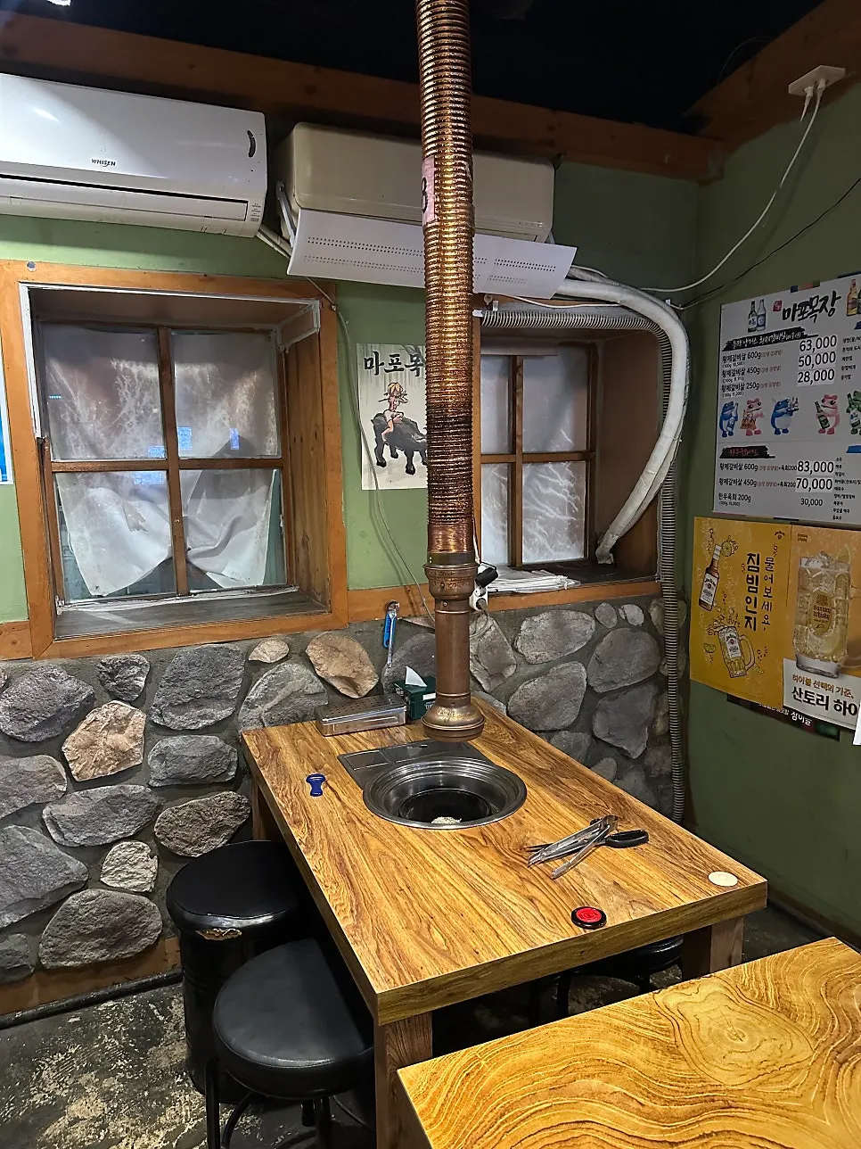 Mapo Mokjang's dining hall with many tables