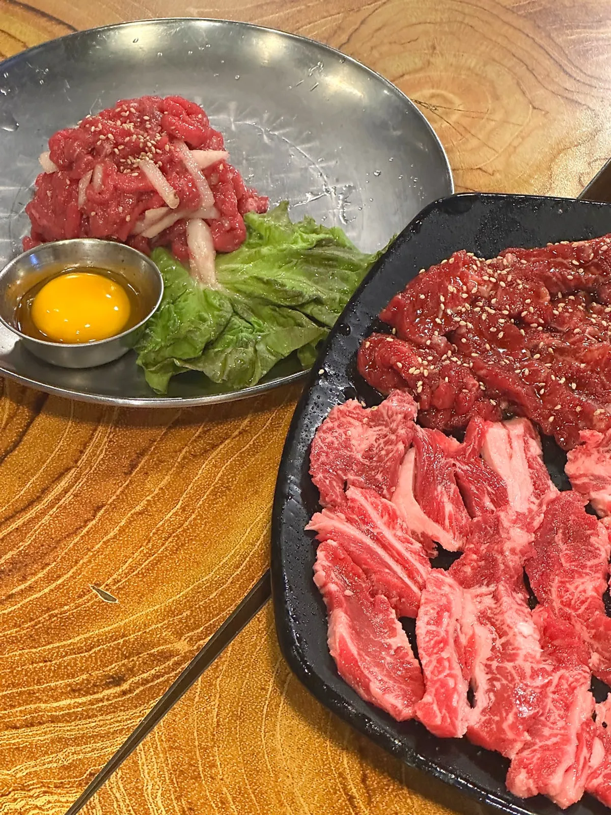 황제갈비살 600g과 한우육회 200g 세트 상차림