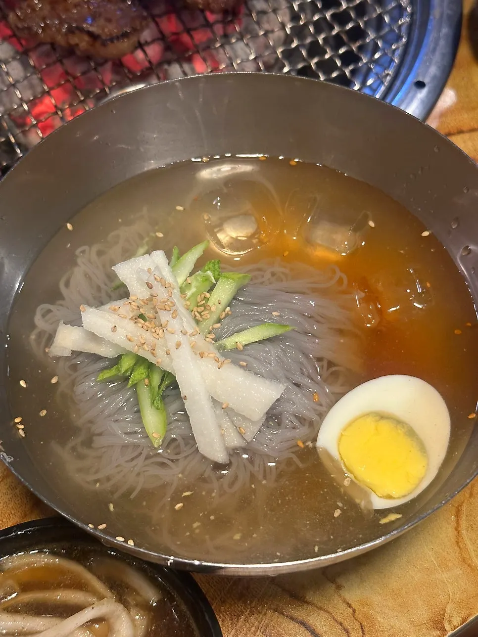 Cold noodles topped with pear and cucumber
