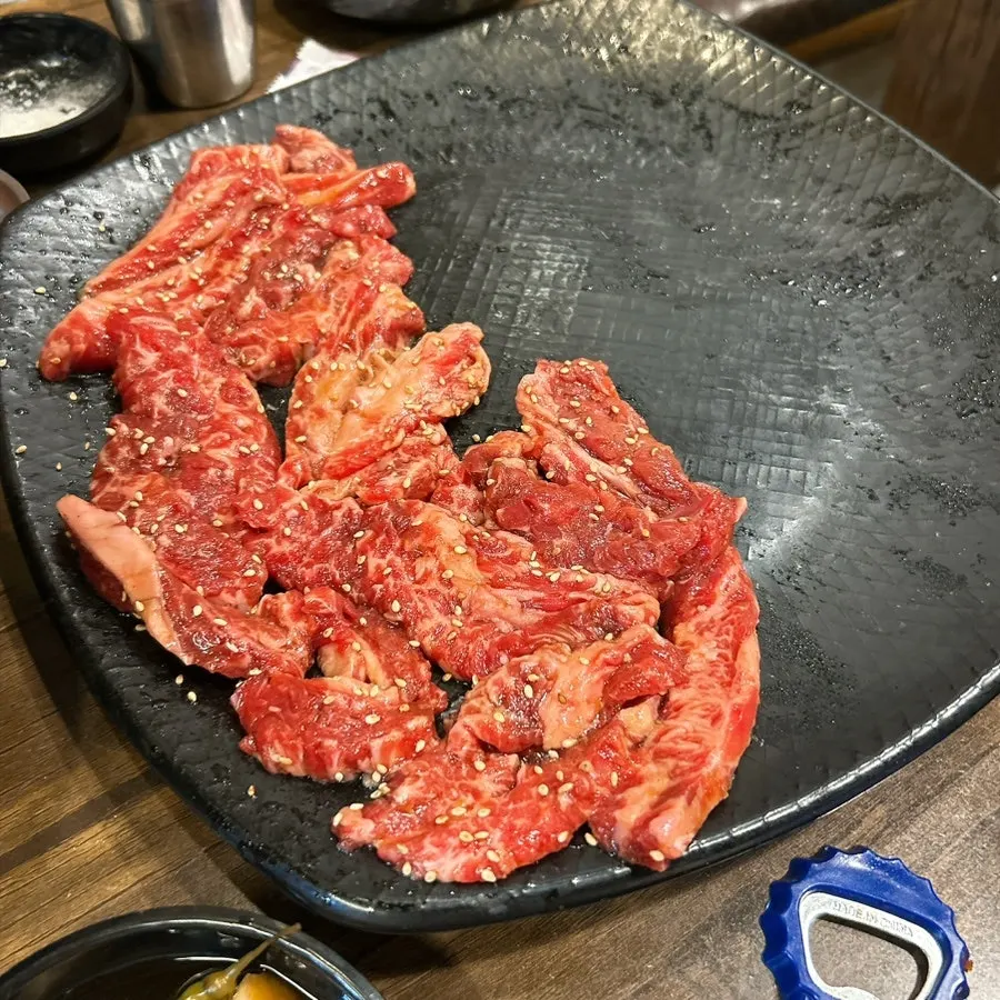 Rib meat wrapped with scallion shreds as a lettuce wrap