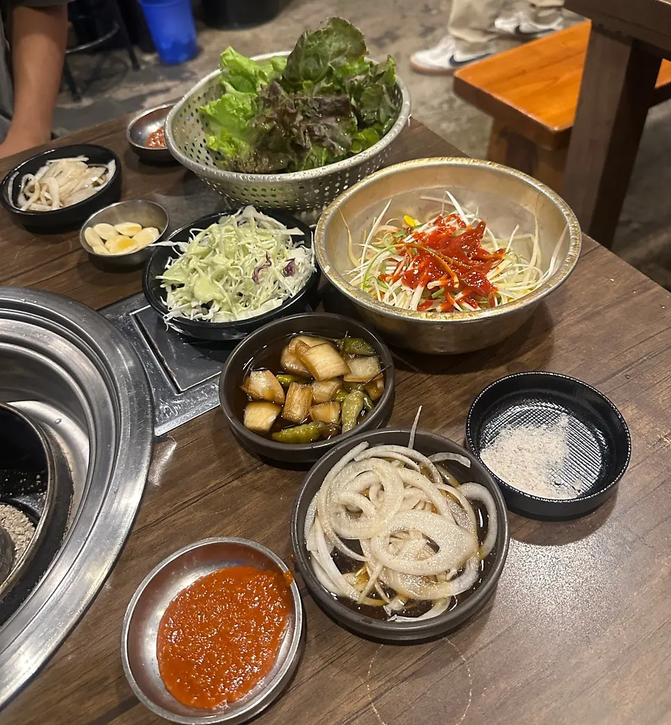 Mapo Mokjang's basic side dish spread with cabbage salad and scallion salad
