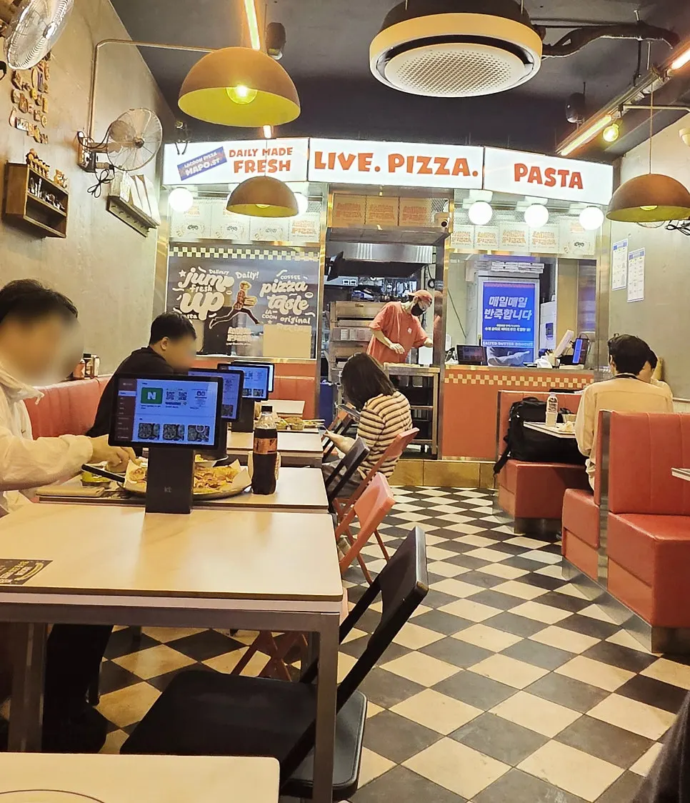 Casual interior of Raccoon Pizza Mapo Station branch