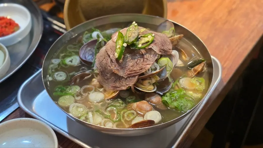 멜젓과 참기름을 곁들인 꾸릿살