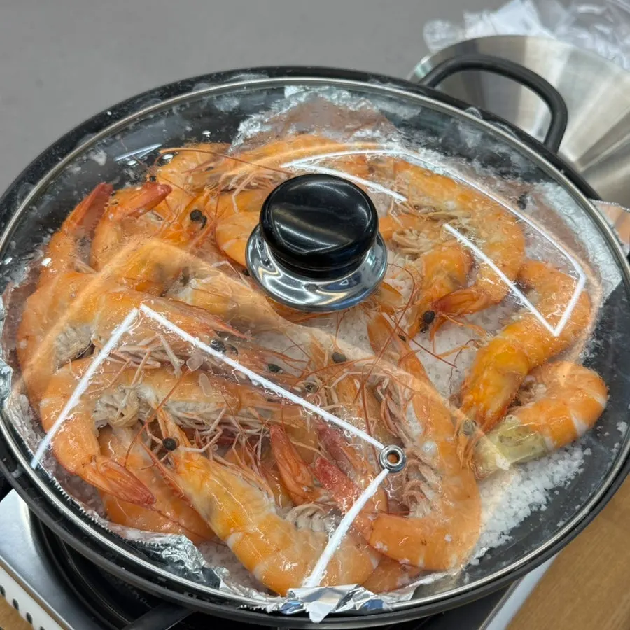 Live shrimp before salt grilling