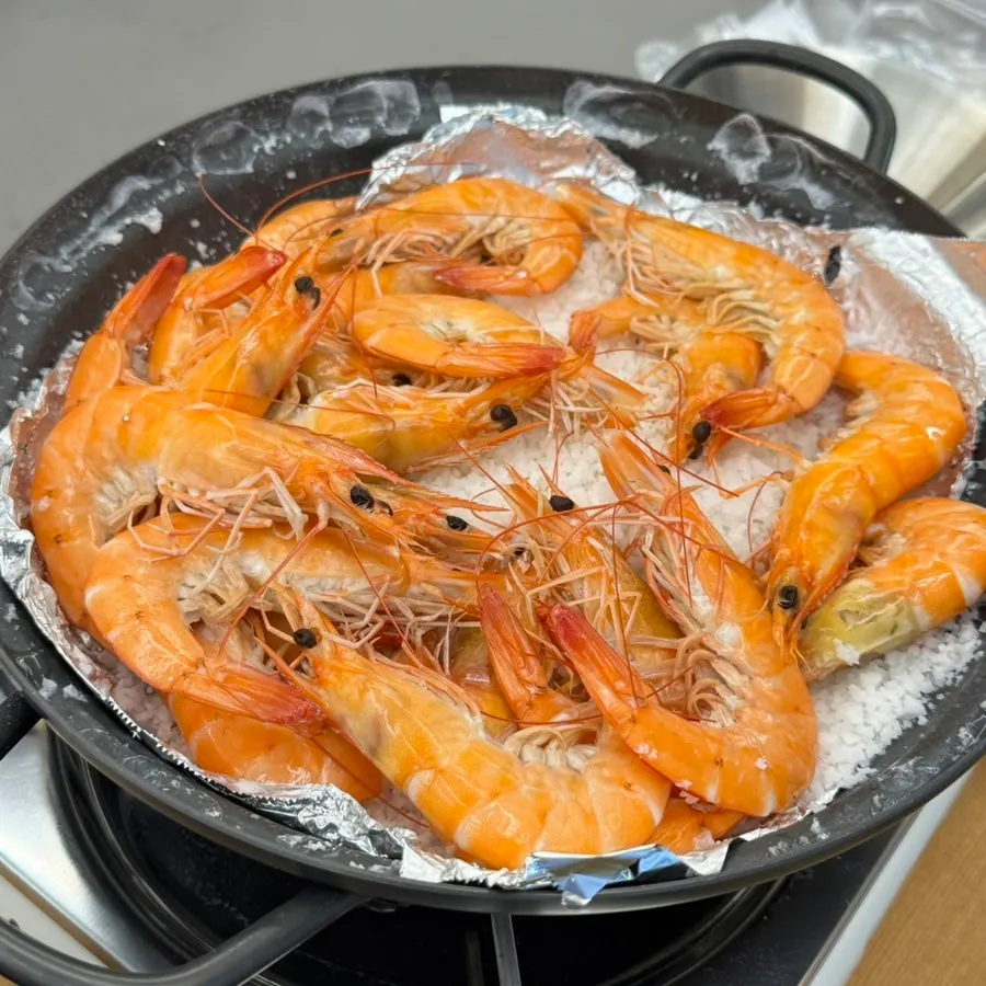 Large live shrimp ready for salt grilling