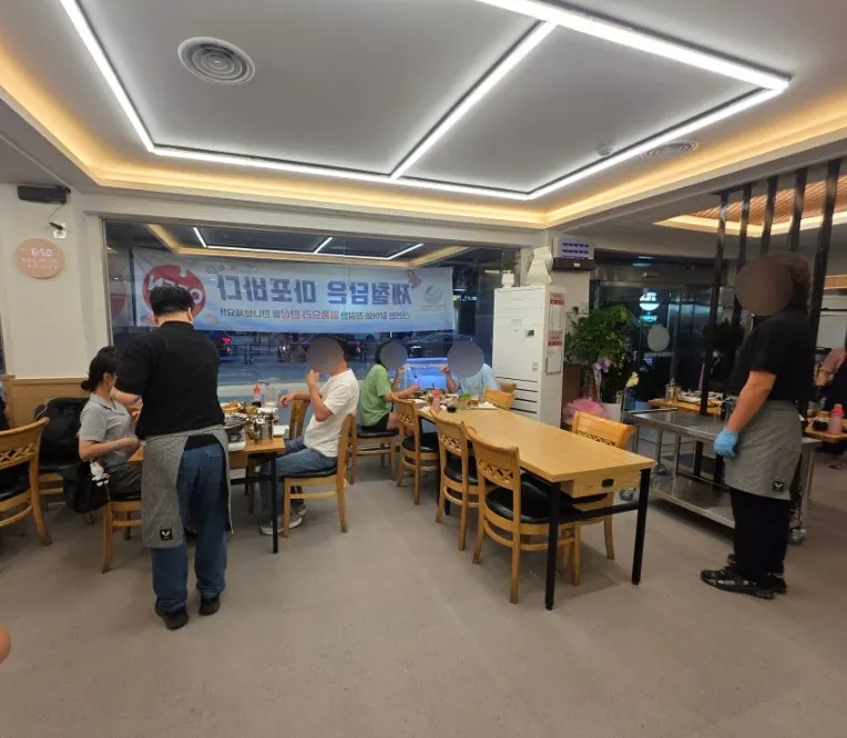 우드톤 테이블이 놓인 제철담은 마포바다 1층 홀