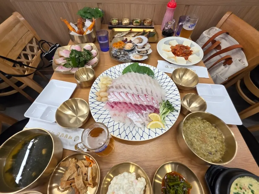 회와 구이, 해산물이 가득 깔린 한 상 차림