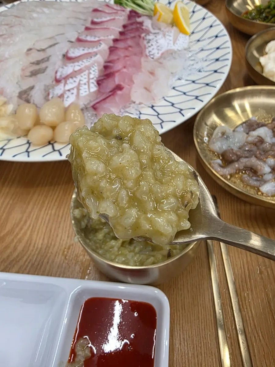 진하고 꾸덕한 전복내장죽 한 그릇