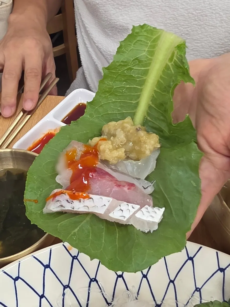 쌈채소에 회를 올려 크게 싼 회쌈