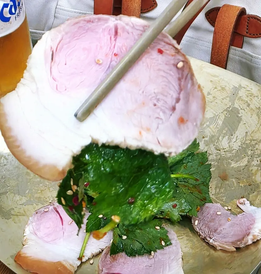 참나물무침을 올린 두툼한 냉제육 접시