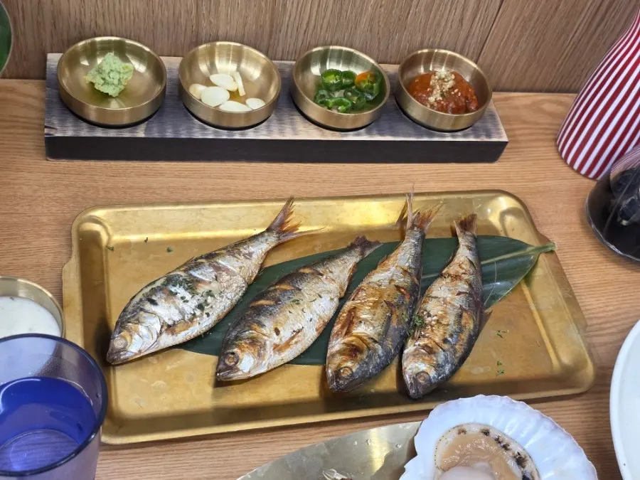 가리비와 전복, 해삼, 멍게가 담긴 해산물모둠