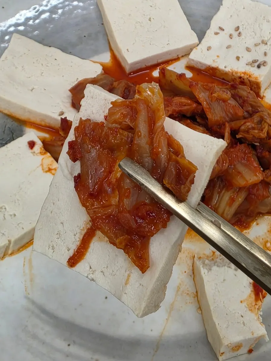 두부를 둘러 담고 볶은 김치를 올린 두부김치