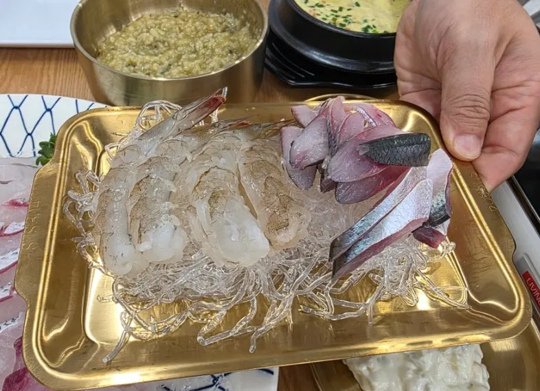 두부 위에 볶음김치를 얹은 한입