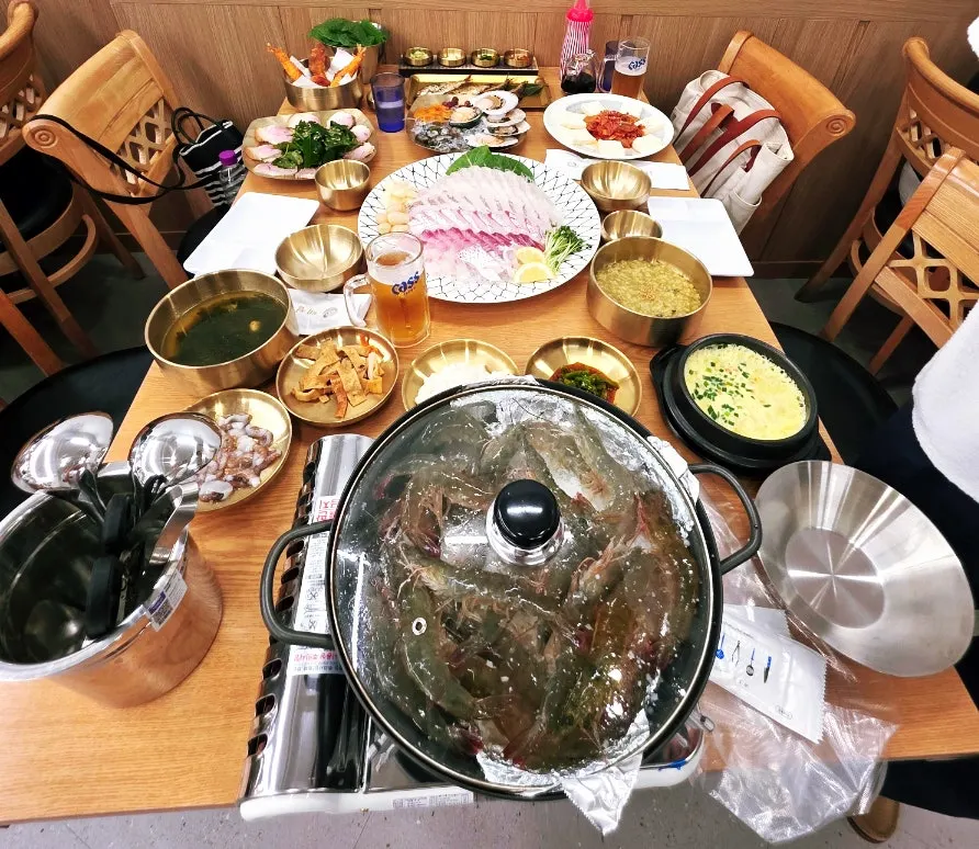 맥주 안주로 즐긴 새우머리튀김 접시