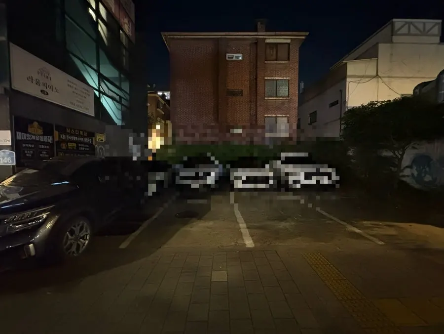 Mapo Bamdada exterior and fish tanks