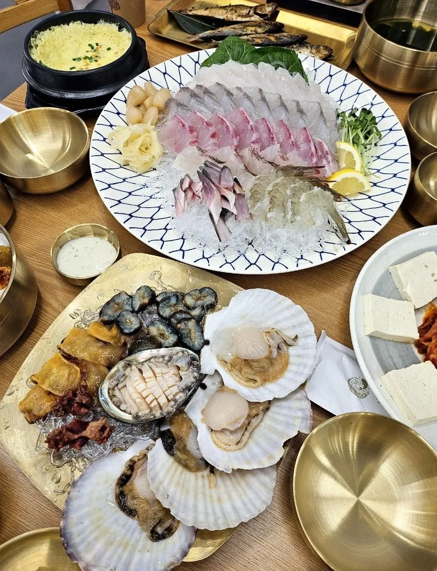 Base side dishes of the signature set served in brass bowls