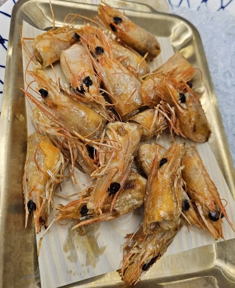 Live tiger shrimp salt-grilled in a coarse salt pot