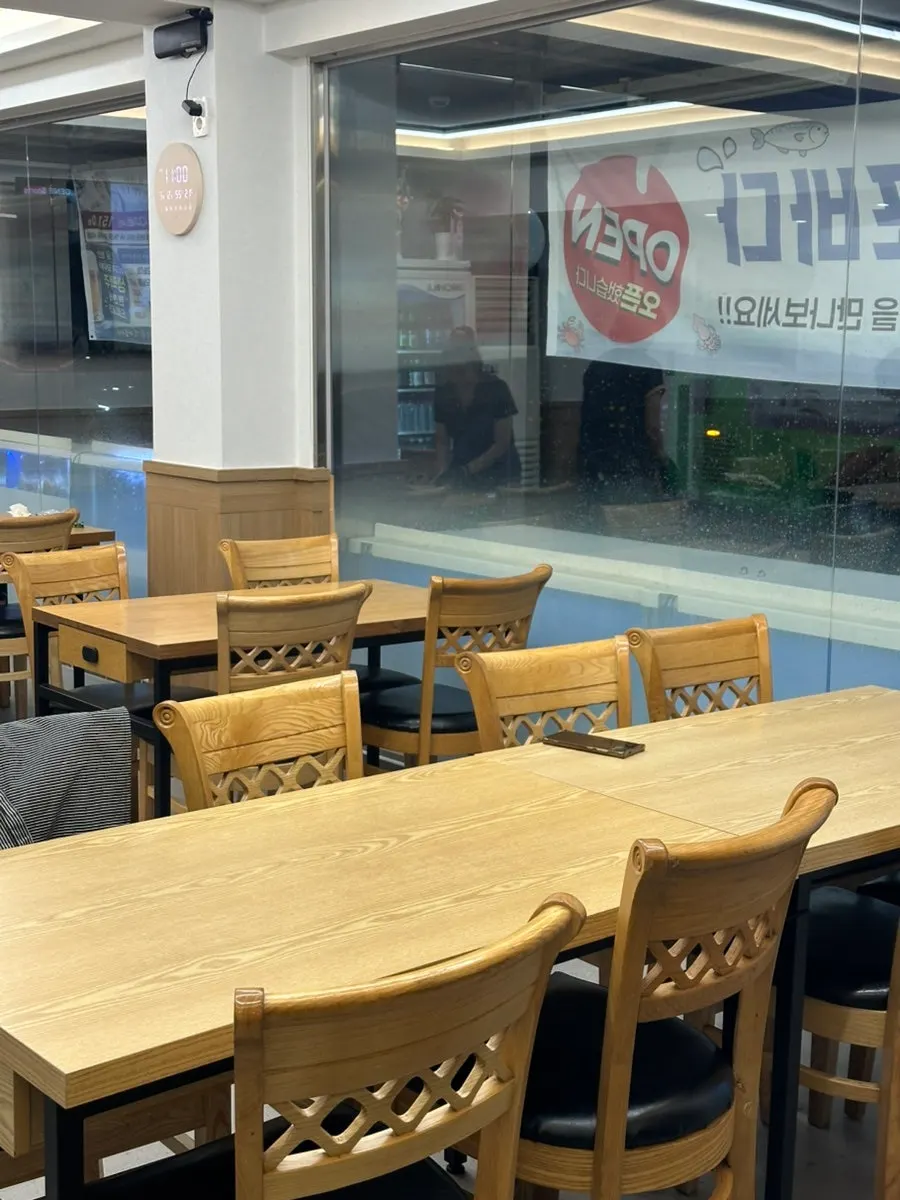 Clean interior of the Mapo sashimi restaurant