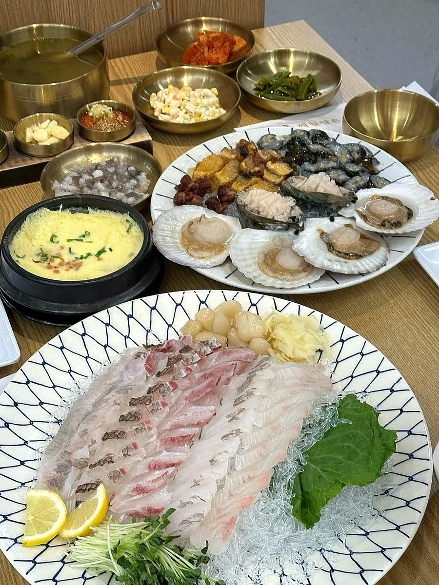 Large plate holding the large sashimi platter