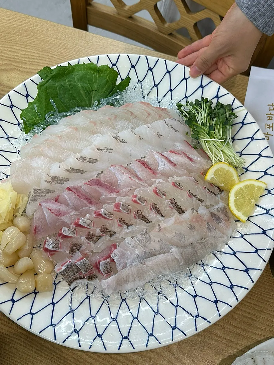 Thickly sliced large sashimi platter arrangement