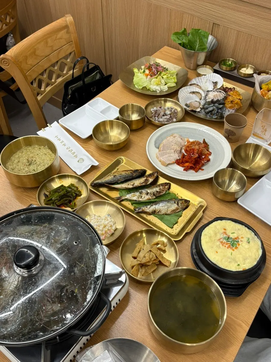 Comfortable seafood restaurant interior