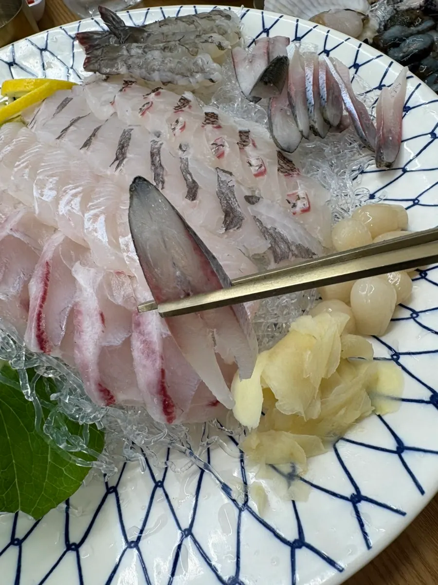 Raw shrimp and butter-grilled shrimp heads