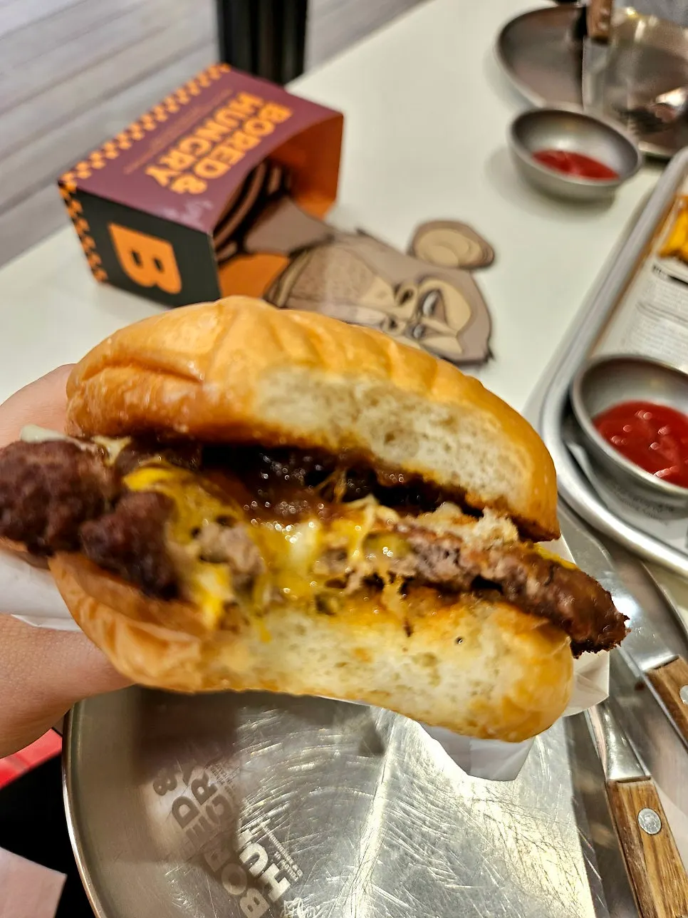 클래식치즈버거 단면과 스매쉬패티