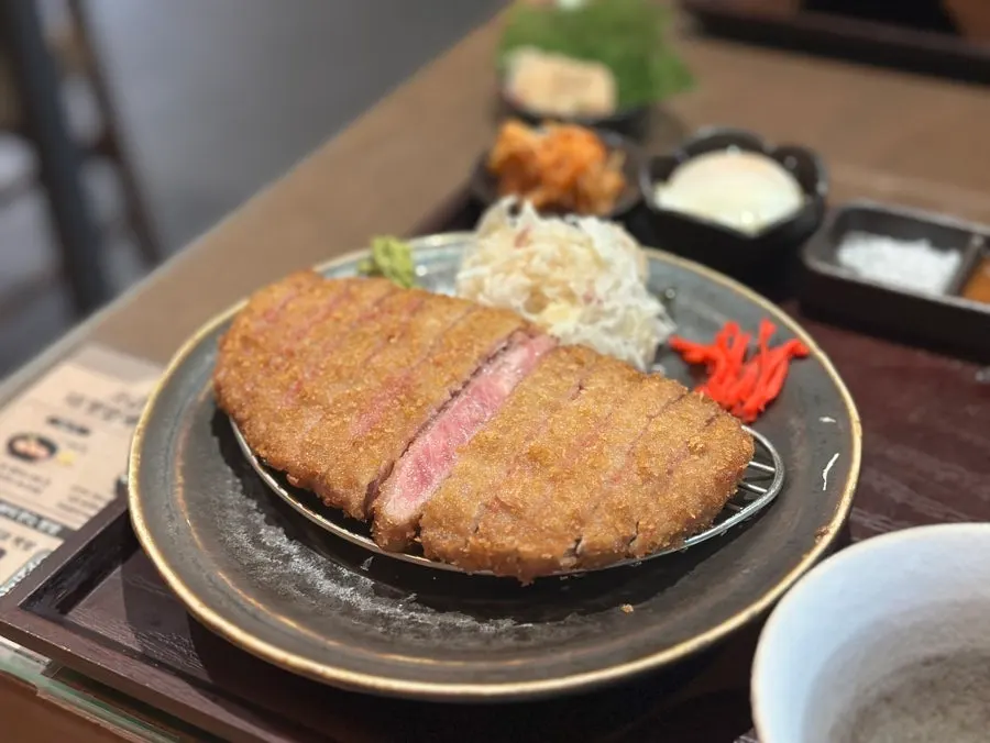 규카츠 정식의 솥밥과 곁들임 음식